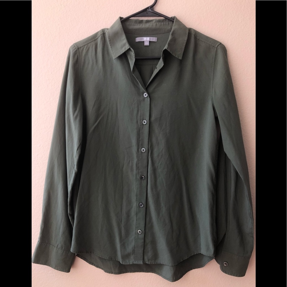 Uniqlo flowy button up shirt with collar